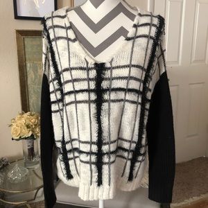 Bisou Bisou Black and white sweater